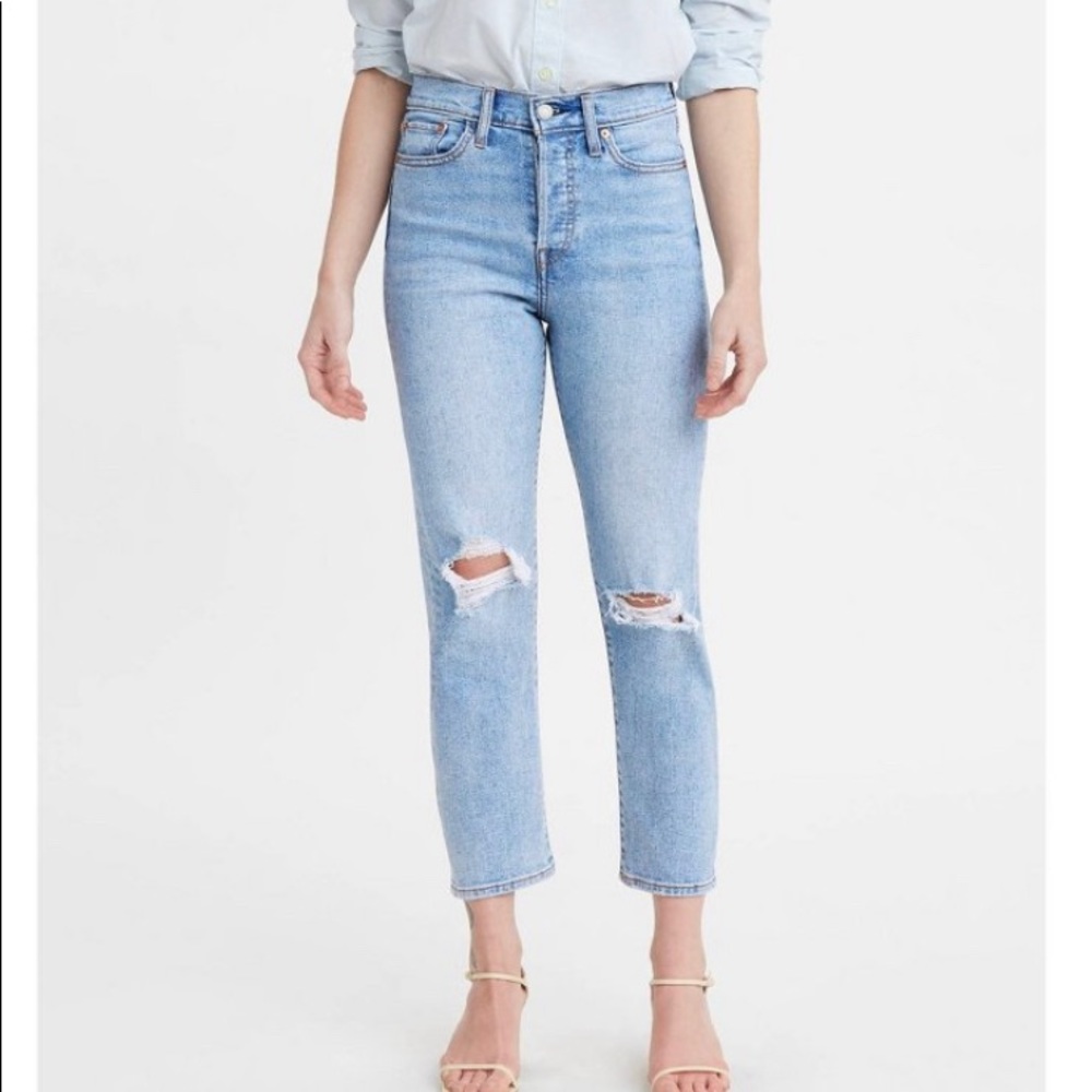 Levi’s straight wedgie light wash jeans with distressed knees sz 28